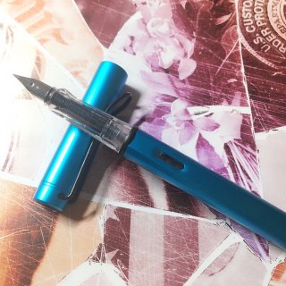 蓝色钢笔配蓝色墨水...