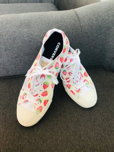 巨可爱！Converse定制款草莓鞋