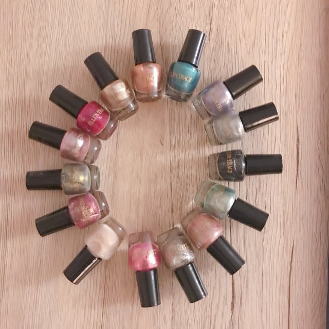 一盒15个颜色都是很小瓶的，买来给...