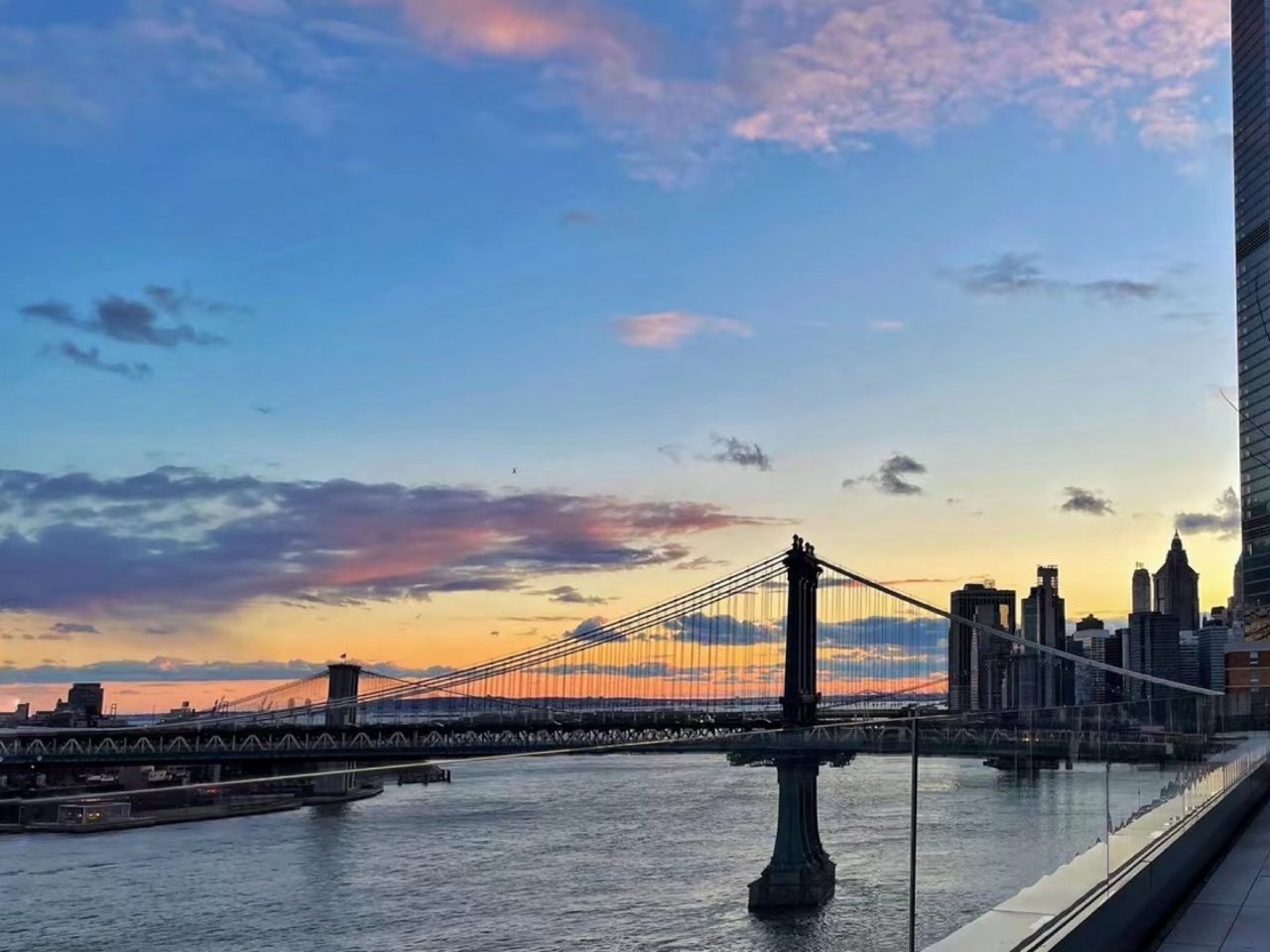夕阳下的曼哈顿桥...