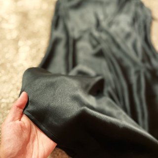 谁能不爱黑色裙子呢？...