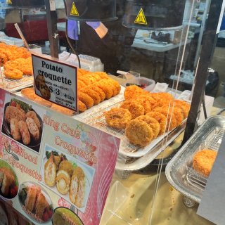 日本超市🇯🇵现炸现做各种炸物美食🤣...