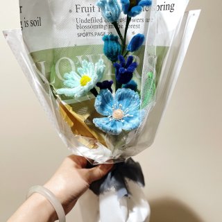 送束花来表达对老师们的感谢...