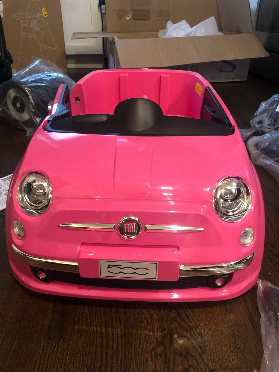 Fiat粉红色车车