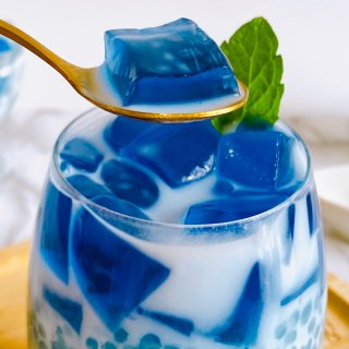 高颜值的夏日饮品🍸梦幻蓝·椰汁奶冻西米露...
