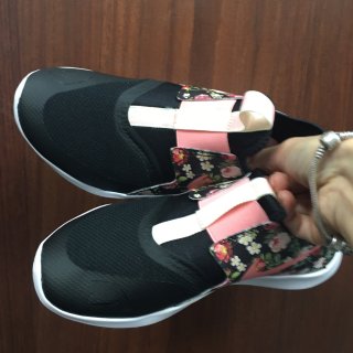 女儿的新鞋收到啦！...
