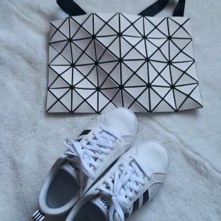 4 白色鞋子和包