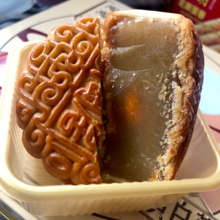 陶陶居的双黄莲蓉月饼...