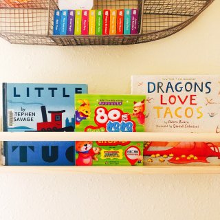 收纳好物，IKEA的宝宝简易的挂墙式书架...