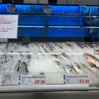 Hmart里的海鲜鱼类很新鲜...