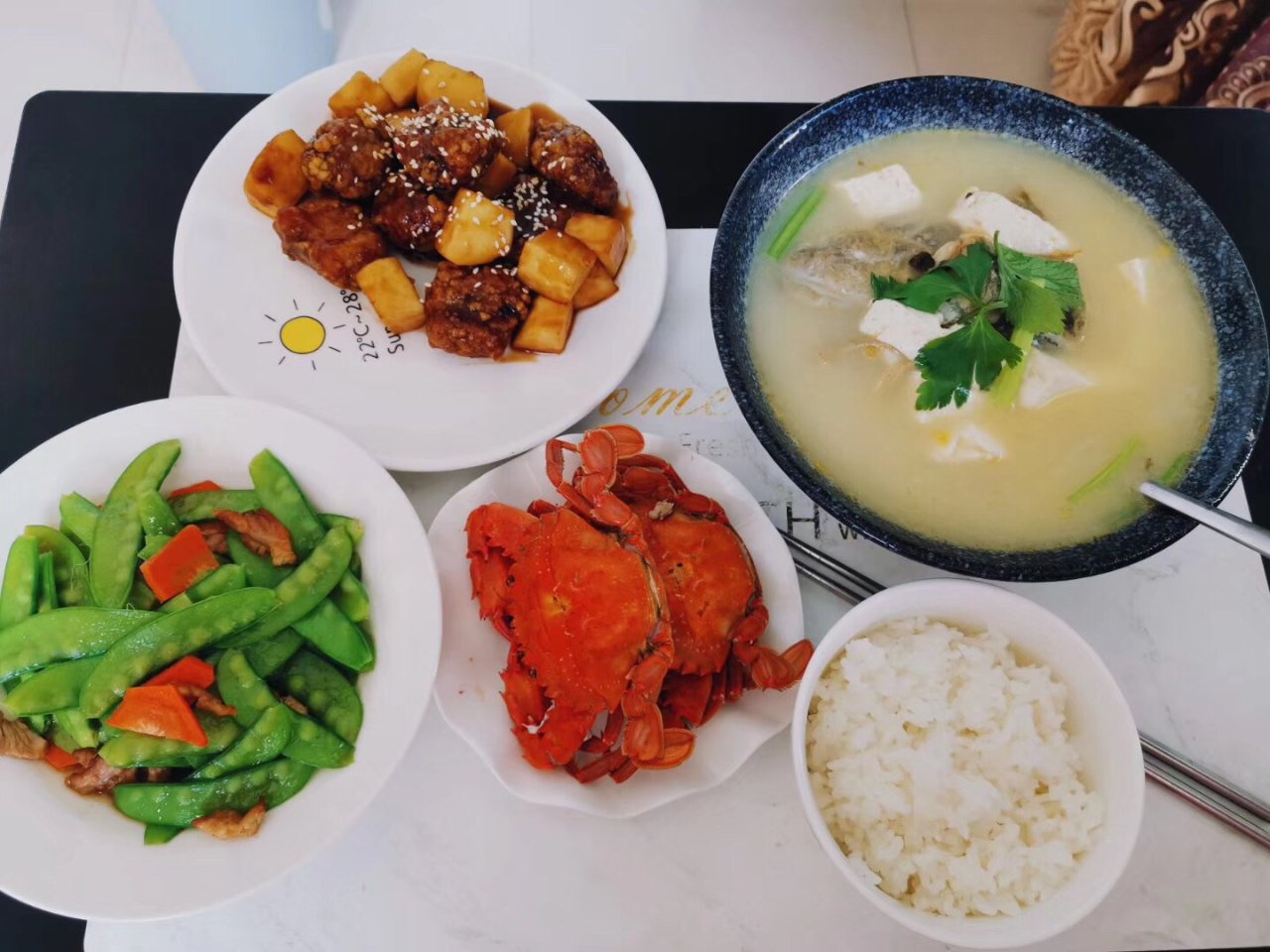 豆腐鲈鱼汤,烧土豆排骨,炒雪豆,清蒸螃蟹,白米饭