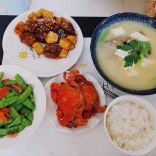 豆腐鲈鱼汤,烧土豆排骨,炒雪豆,清蒸螃蟹,白米饭