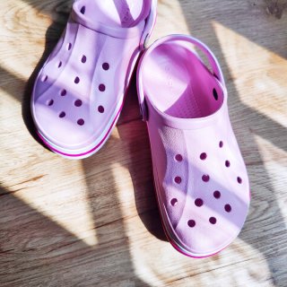 小女生夏天标配：crocs洞洞鞋...