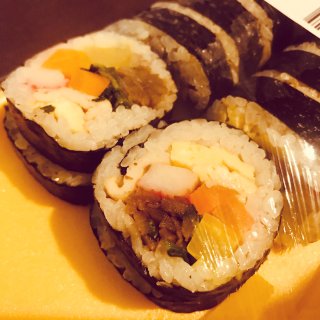 在家也可以吃到好吃的生鱼片和寿司哦🍣...