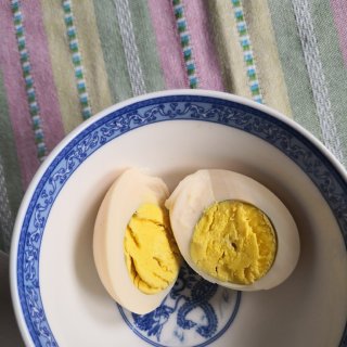 慢炖锅煮八小时的鸡蛋竟然蛮好吃的...