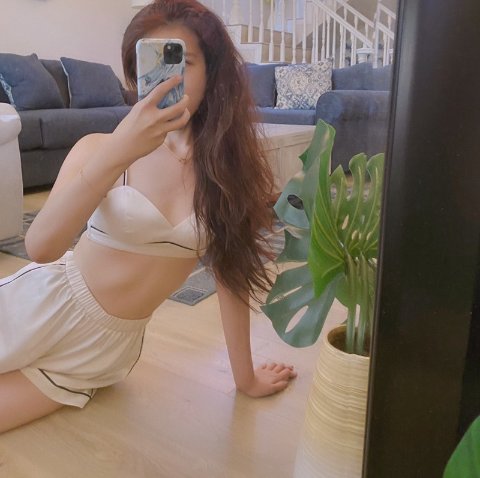 不知道还要宅在家里多久，但在家里也是要努力做个精致的猪猪女孩。身高 1.69体重53KG穿的是S