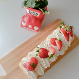 冬日治愈系甜品｜🍓草莓蛋糕卷，每一口都是...