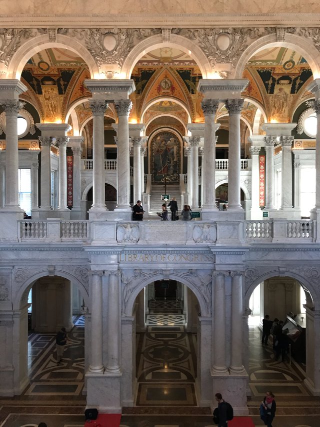 DC的国会图书馆位于国会大厦的对面...