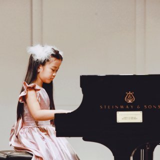 女儿的第一次钢琴汇报演出｜老母亲背后的辛...