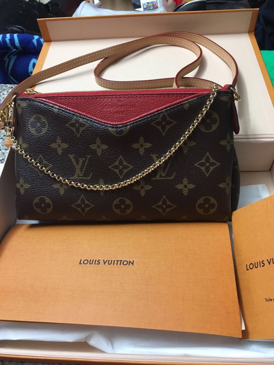 Louis Vuitton 路易·威登,1400美元