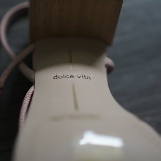 近一折买的细带凉鞋Dolce Vita...