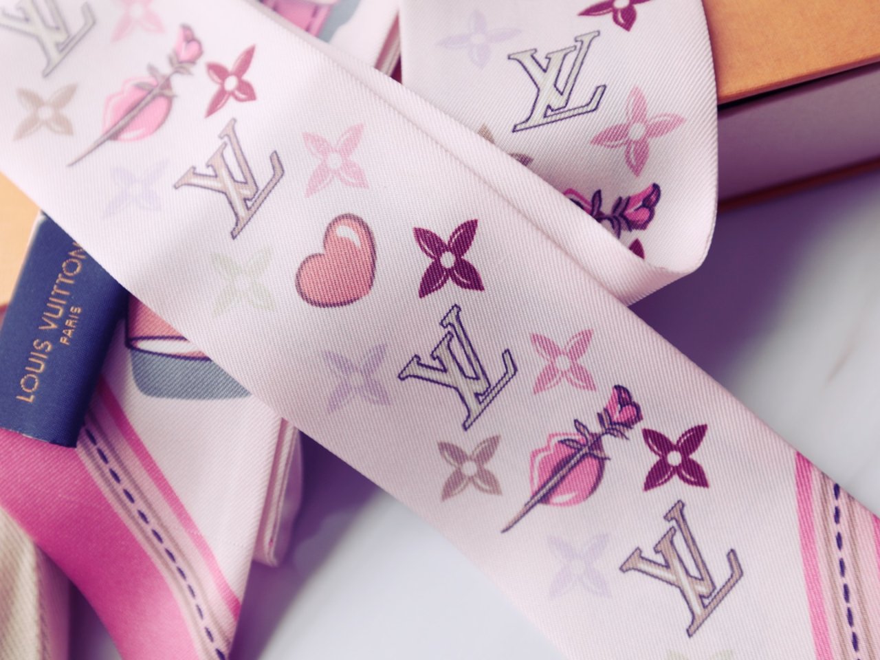 Louis Vuitton 路易·威登,情人节限定,丝巾领带
