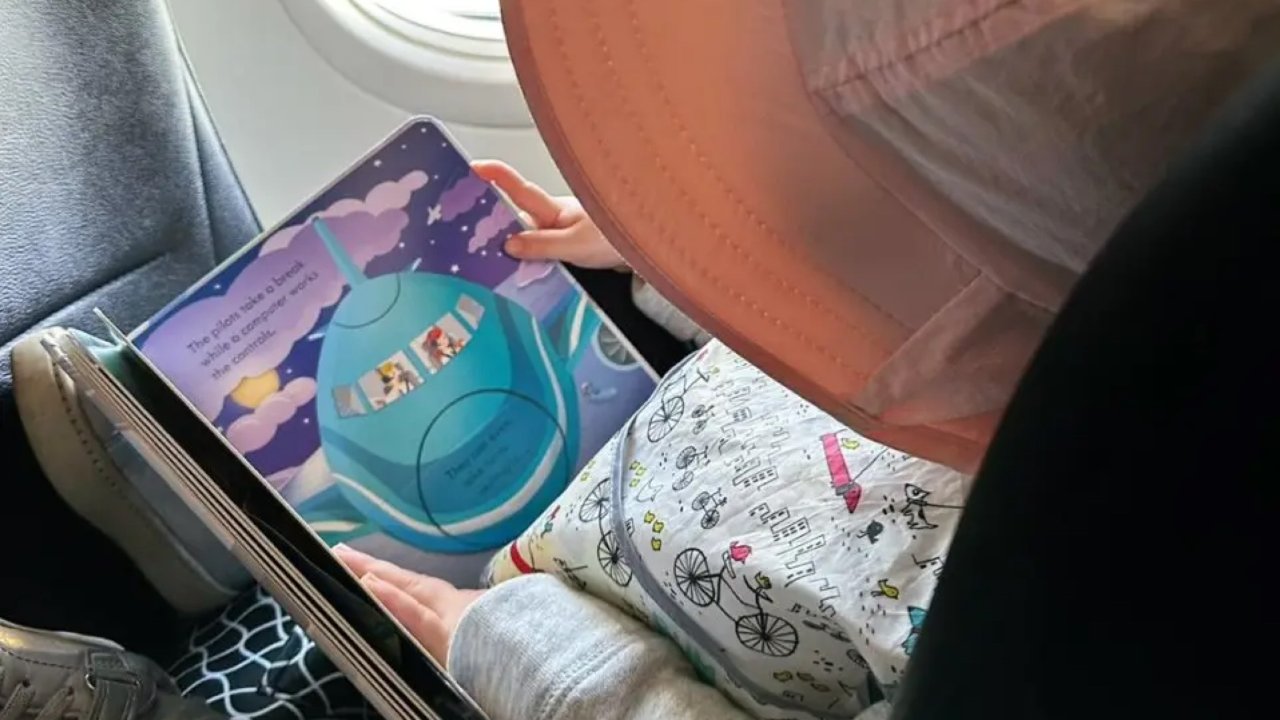 两岁娃在飞机上玩什么