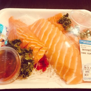在家也可以吃到好吃的生鱼片和寿司哦🍣...