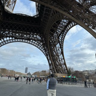 巴黎艾菲爾鐵塔上的Madame Bras...