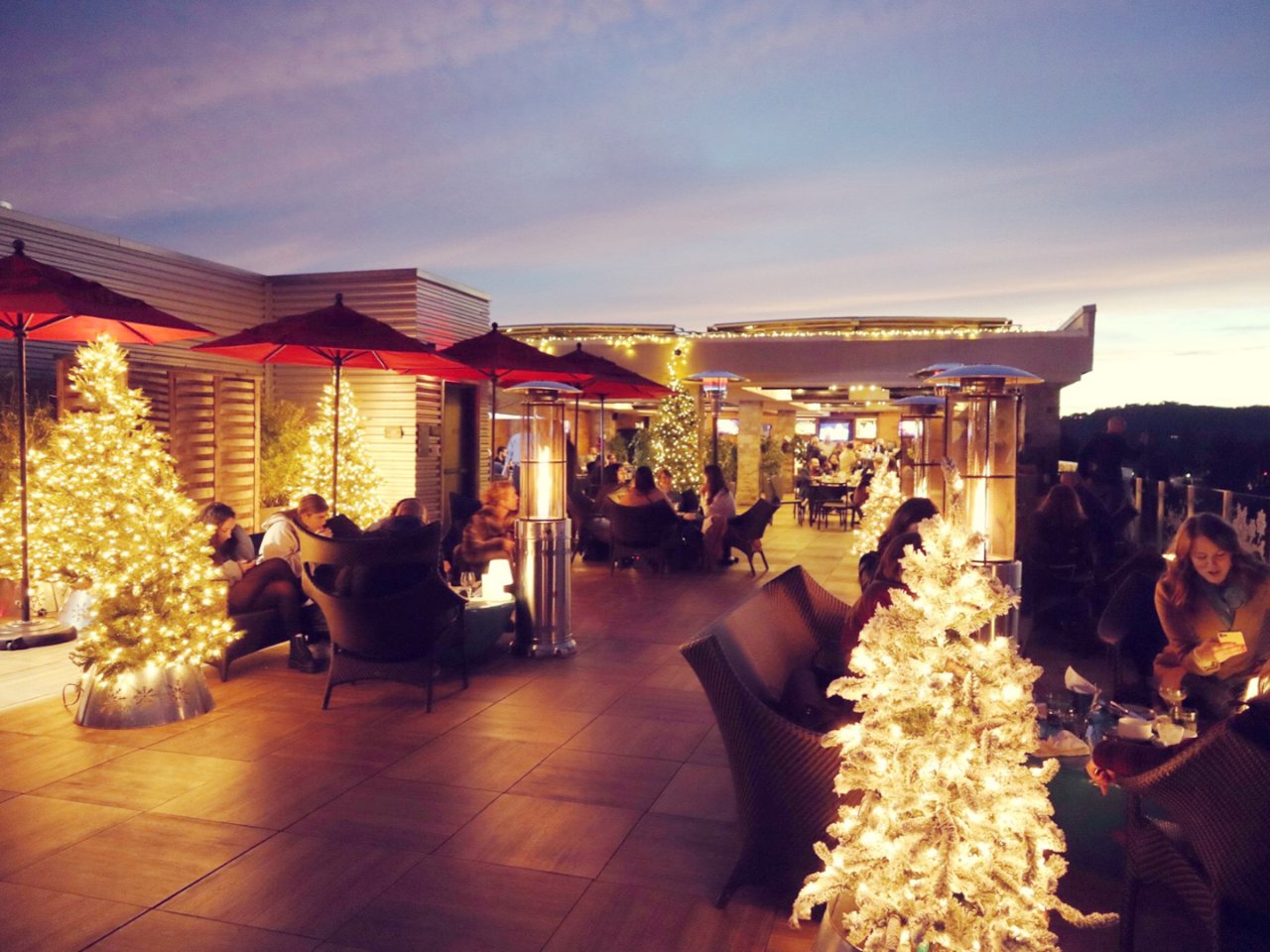 納帕市中心頂樓露臺酒吧，火爐旁聖誕特色調...