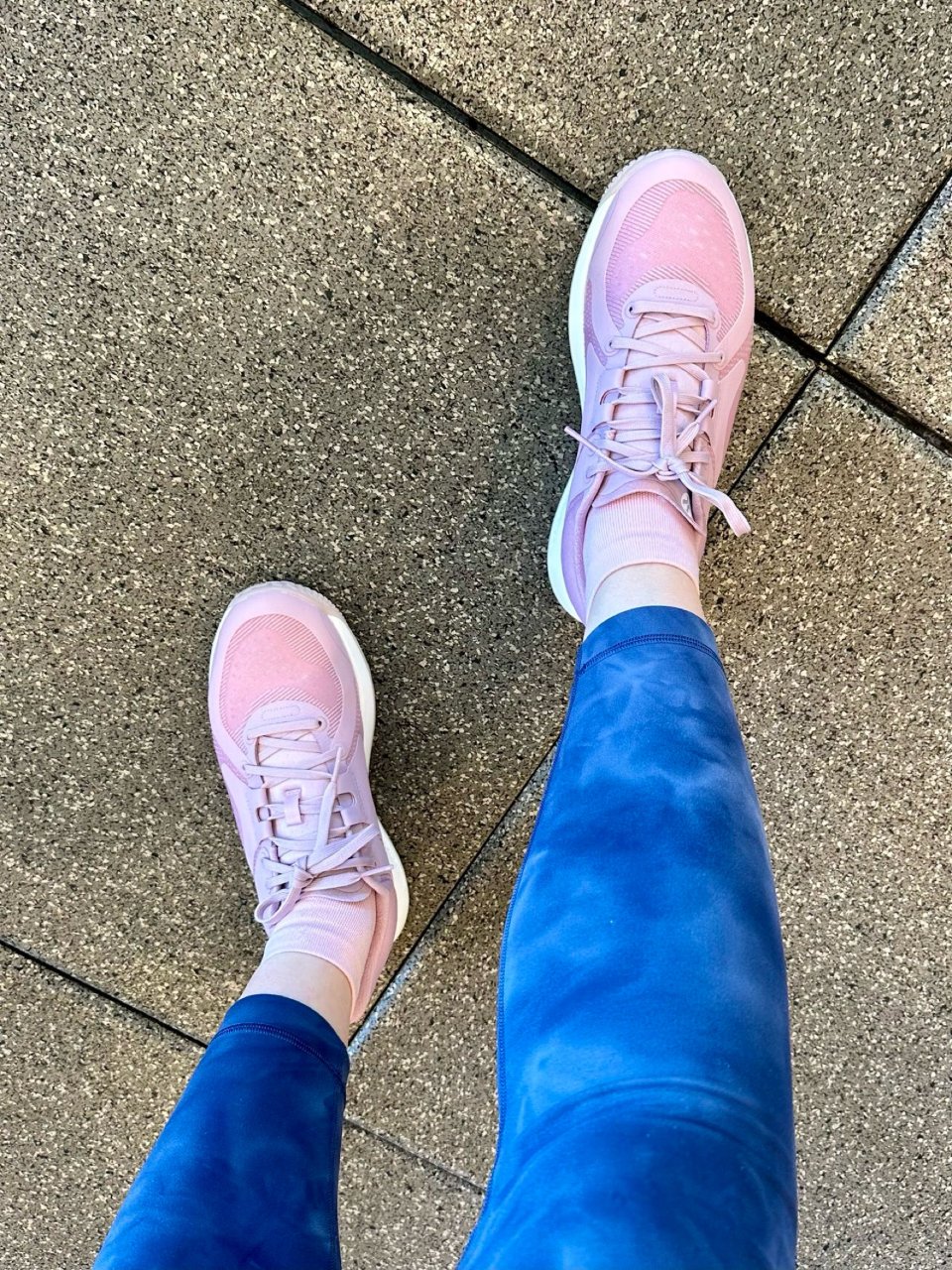 粉色运动鞋