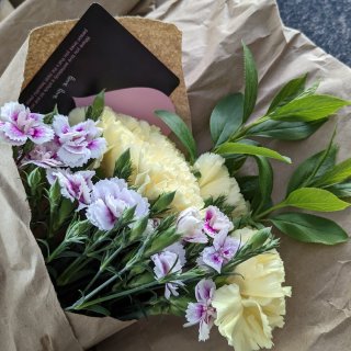 包一束花送给亲爱的老师...