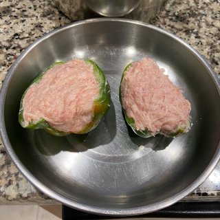 宅家｜料理｜豬絞肉運用之二：青椒鑲肉...