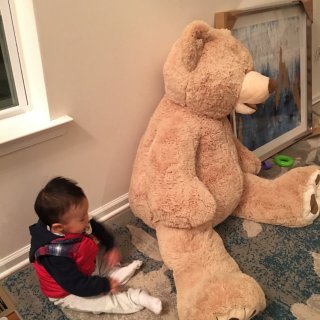 给宝宝买了个熊，他好喜欢😘...
