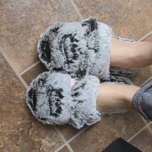 🔆温暖过冬🔆家中一定要备一双毛茸茸的拖鞋或者袜子。