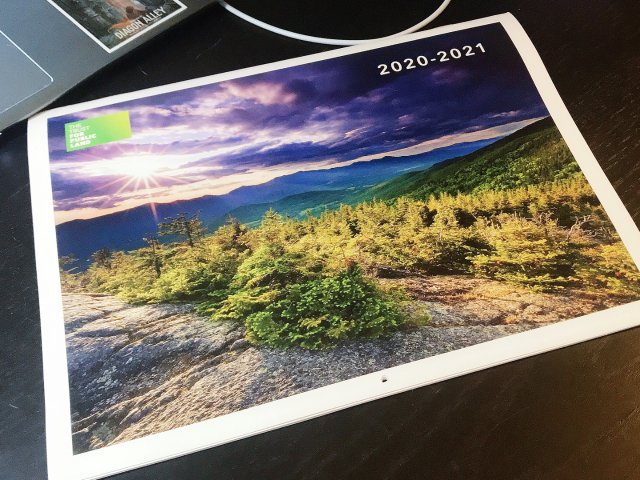 收到了一本邻居送的2021年挂历，...