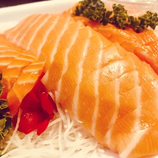 在家也可以吃到好吃的生鱼片和寿司哦🍣...
