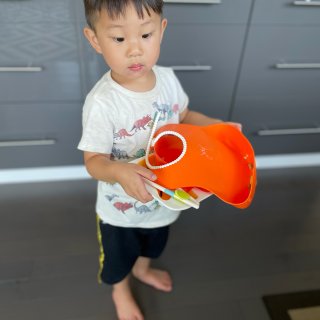 让孩子养成饭后收拾碗筷的习惯...