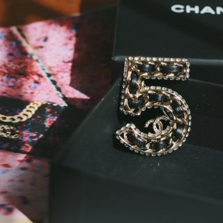 Chanel 5号胸针✨