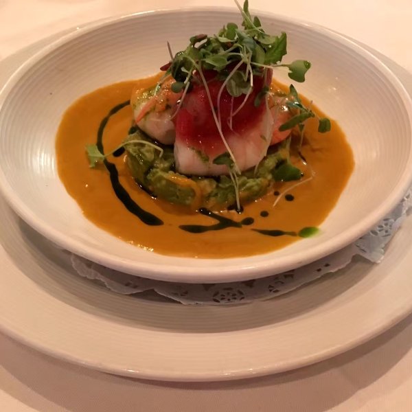 Crevettes Pochées et Purée d’Avocat au Basilic