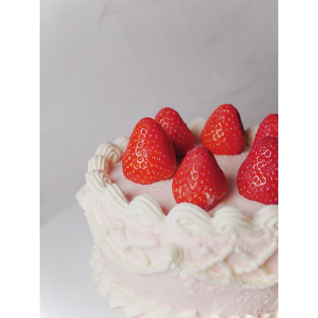 复古造型的草莓🍓蛋糕...