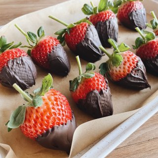 DIY草莓🍓巧克力🍫，情人節快樂❤️🌹🥰...