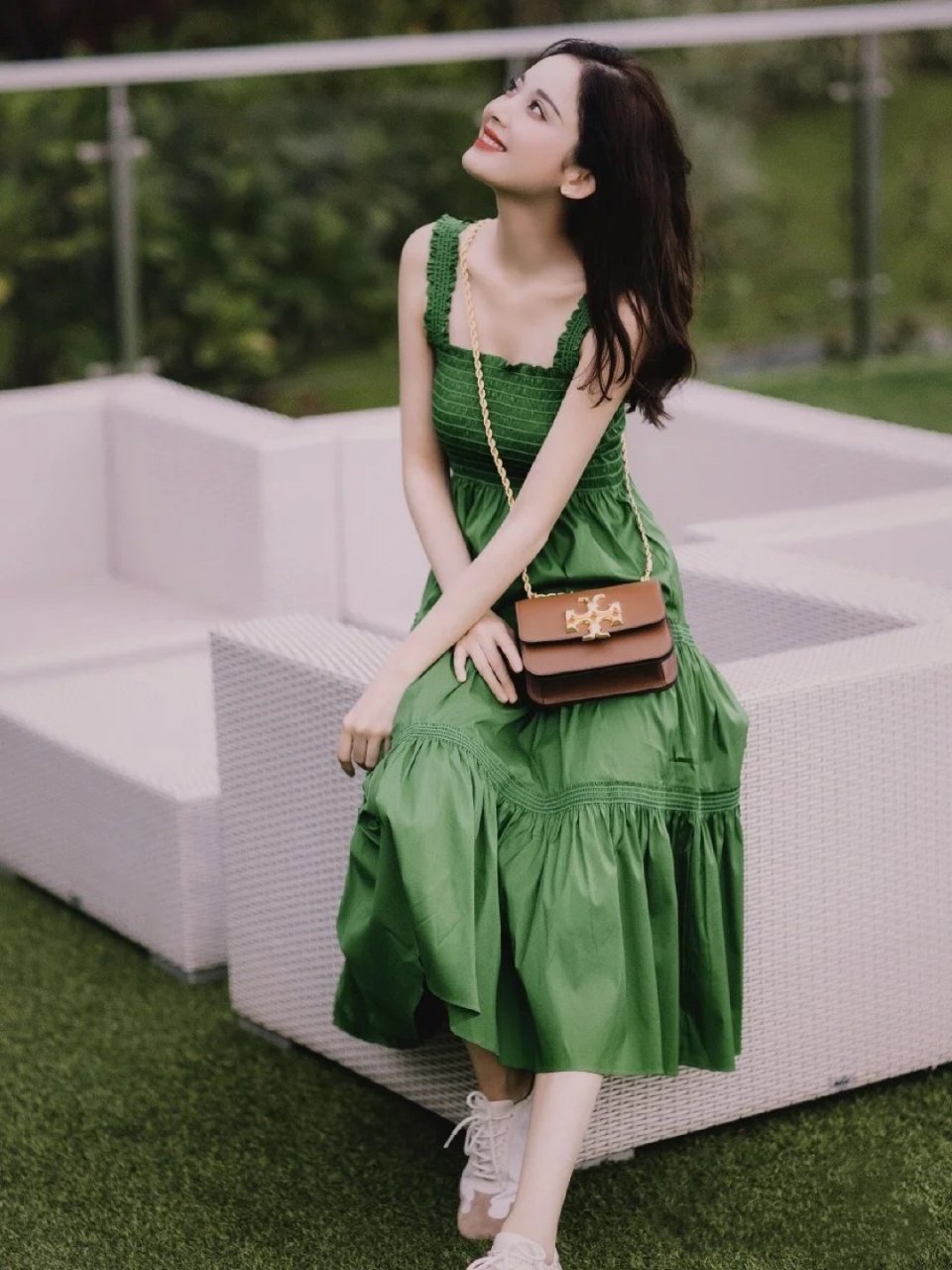 墨绿色的连衣裙也太美了吧！...