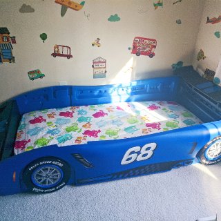 男孩都喜欢的汽车床...