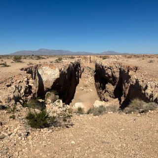 内华达沙漠中的大型地景艺术雕塑...