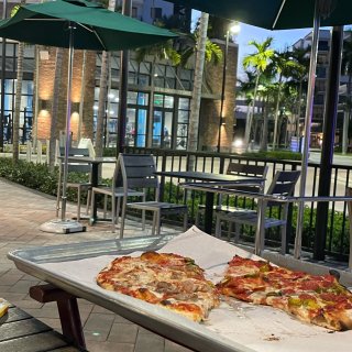 佛州傍晚: 户外 椰树🌴和 披萨🍕...
