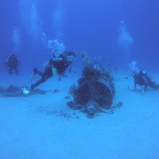 失事的飞机,Reef Pirates Diving | Coral Reef & Ship Wreck Scuba Diving in Oahu, HI