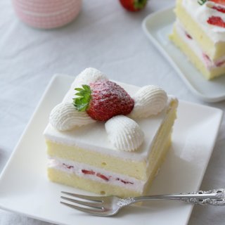 鲜奶油草莓方块小蛋糕｜被甜品治愈的一天...