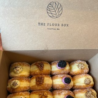 The Flour Box $6的甜甜圈...