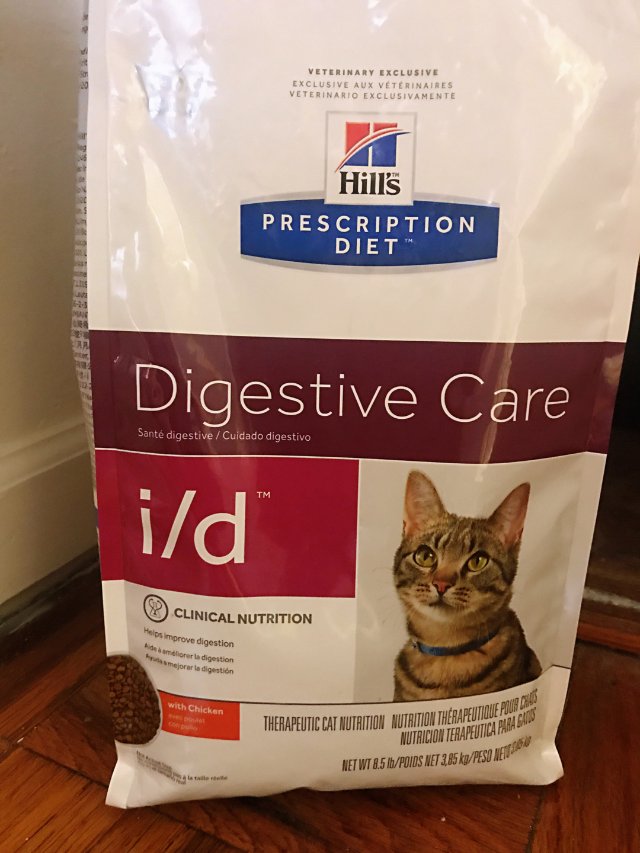 小美猫是长毛猫，她妈妈说由于舔毛吃...
